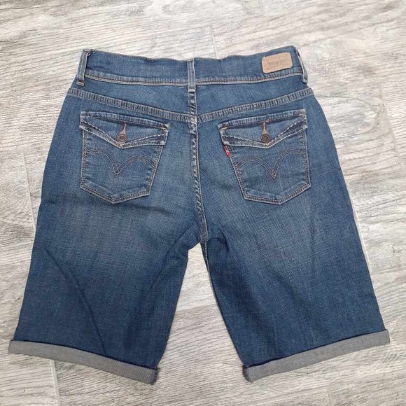 Levi’s shorts sz 4 with 30 waist/ 10 in inseam - Picture 2 of 6